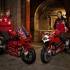 Limitowane motocykle Ducati wyprzedane w rekordowym tempie Fani rzucili sie na mistrzowskie repliki - 2022 ducati panigale v4 s world champion replica 01