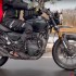 Motocykl TriumphBajaj uchwycony na filmie Nadjezdza kolejny maly street scrambler - triumph bajaj