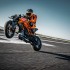 KTM rusza z programem Academy of Speed Trzy wydarzenia trzy tory i nauka pod okiem gwiazd MotoGP - MY24 KTM 1390 SUPER DUKE R EVO