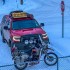 Nadludzkie wyzwanie Marka Motocyklem przy 28C to tylko poczatek - motocykl i samochod wsparcia podczas motocyklowej jazdy na alaske