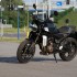 Svartpilen 801 2024 Husqvarna z dwoma cylindrami i masa elektroniki Dla kogo jest ten motocykl - Husqvarna Svartpilen 801 czarna strzala