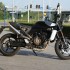 Svartpilen 801 2024 Husqvarna z dwoma cylindrami i masa elektroniki Dla kogo jest ten motocykl - Husqvarna Svartpilen 801 widok z boku