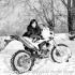 Zmijka z motocyklem w sniegu