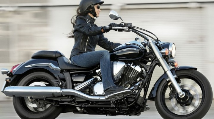 Kobieta na motocyklu Yamaha XVS950A Midnight Star z