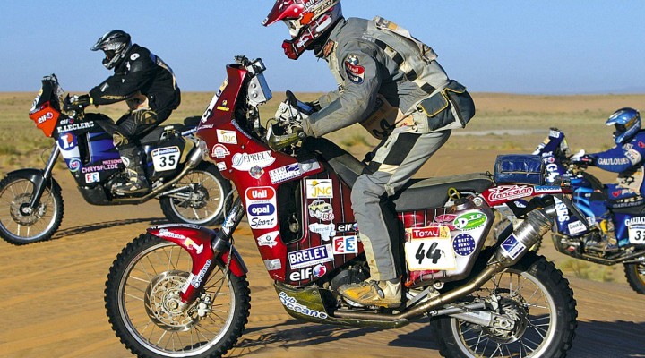Dakar 2006 motocykle gdzies na Saharze z