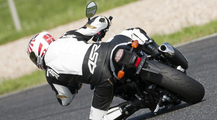 zakret na kolanie suzuki gsr750 2011 test motocykla 13 z