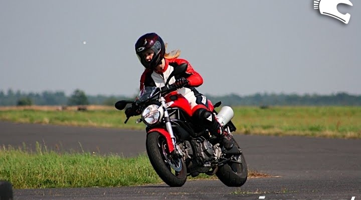 Szkolenie motocyklistow Lotnisko Ulez Ducati Monster