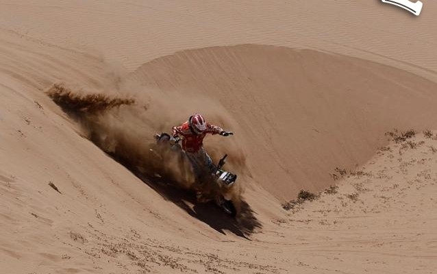 Dakar 2011 motocyklista tuz przed upadkiem
