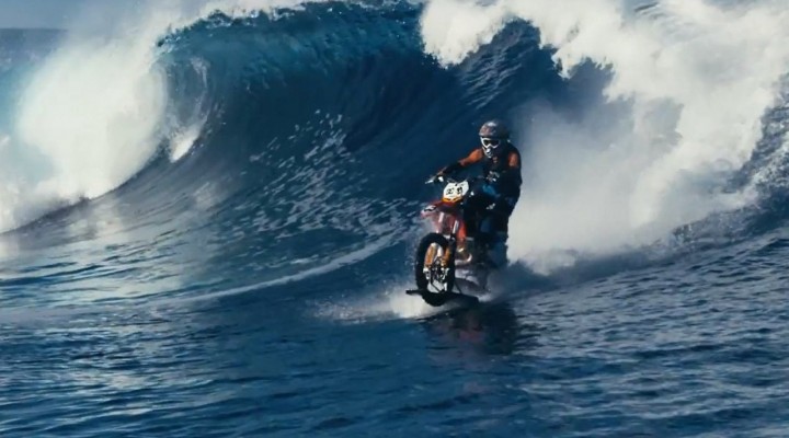 Robbie Maddison surfuje motocyklem z