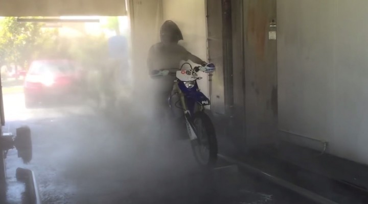 motocyklista na myji z