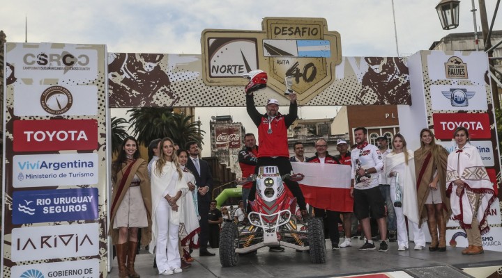 Rafal Sonik na podium Desafio Ruta 40 2017 z