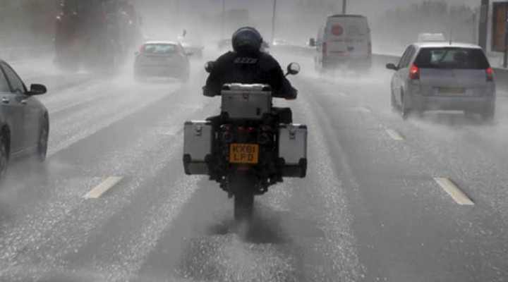 Jazda motocyklem w deszczu z