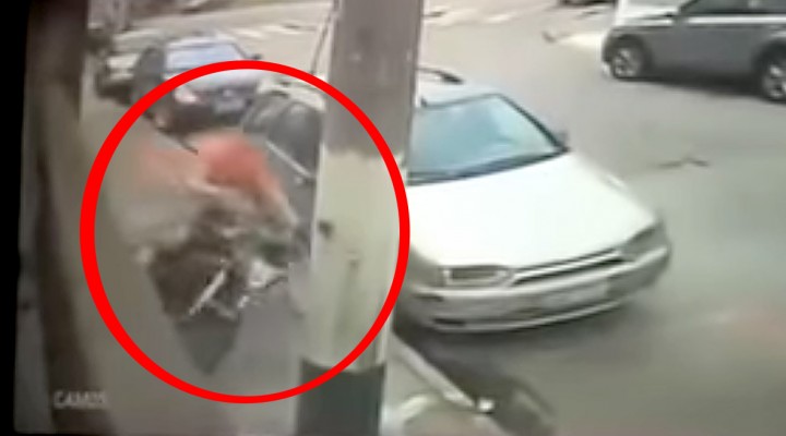 kierowca skutera chowa sie za samochodem ucieka sprytnie przed policja z
