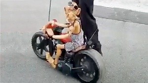 marionetka motocyklista na motocyklu