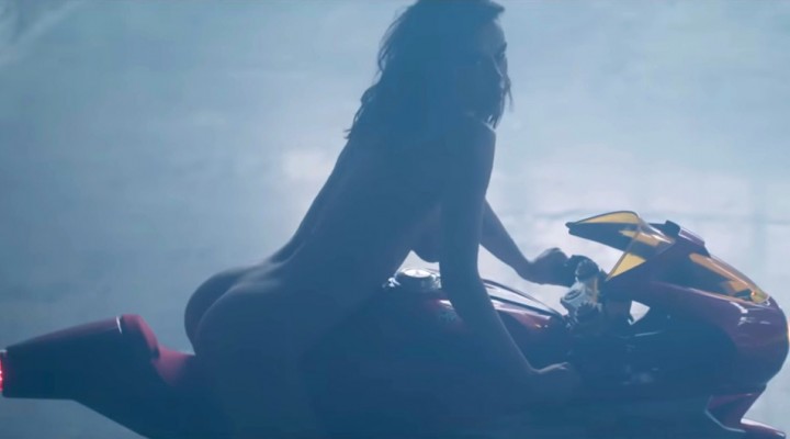 MV-Agusta-Superveloce-800-sexy-girl z
