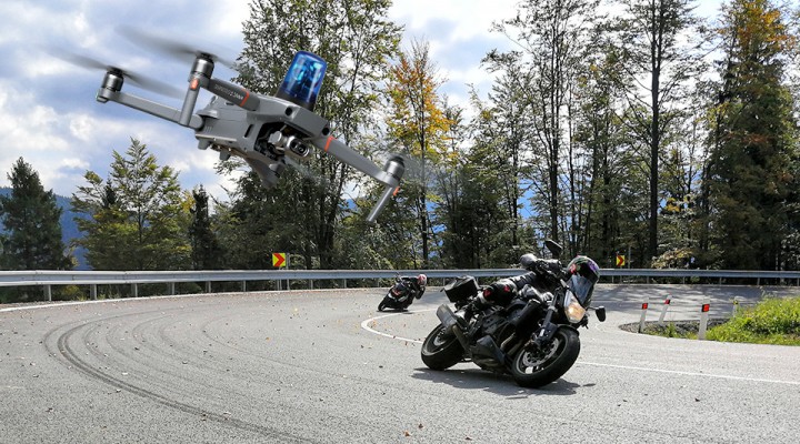 motocyklisci policyjny dron z