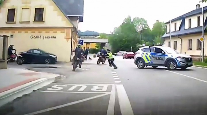 Czeska policja kontra grupa motocyklistow na enduro z