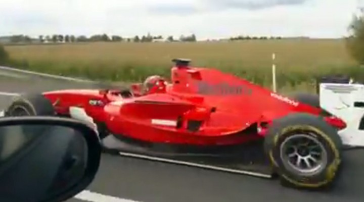 bolid F1 na autostradzie z