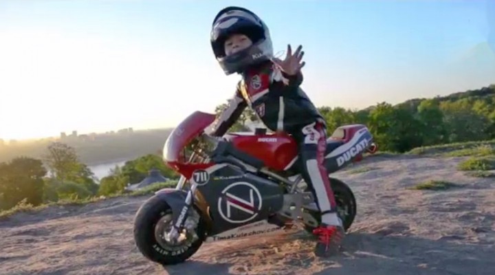 dziecko na motocyklu z