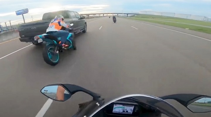 pickup taranuje motocykliste na autostradzie z