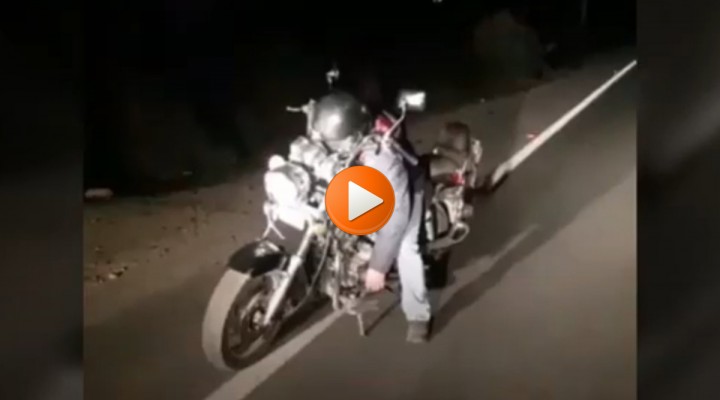 motocyklista spi na drodze z