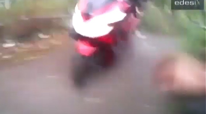 PC Adam Fegan zatrzymuje zlodzieja motocyli w parku