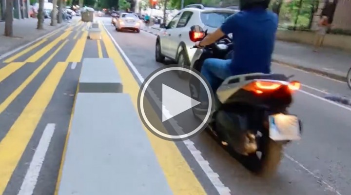 betonowe bloki na ulicy w barcelonie zabijaja motocyklistow z