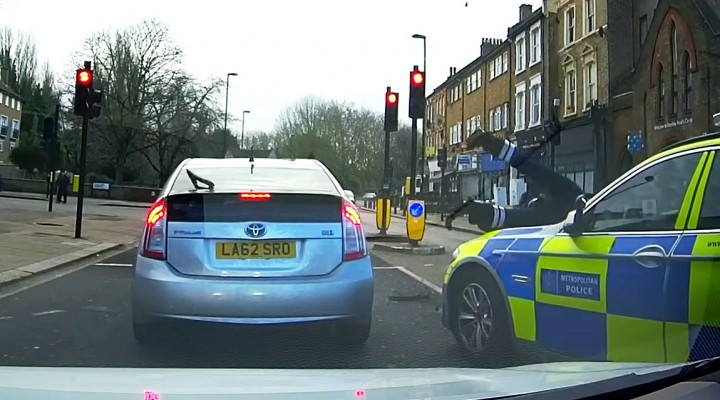 policja zatrzymuje zlodzieja na skuterze z