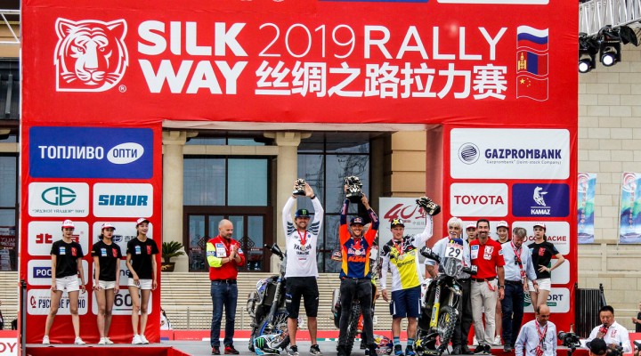 podium Silk Way Rally 2019 z