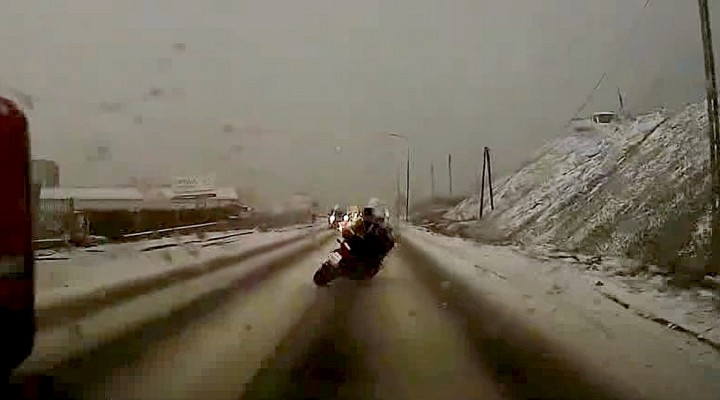 wywrotka motocyklisty na sliskiej drodze z