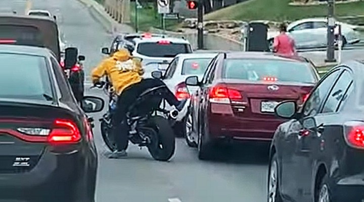 motocyklista kopie w drzwi samochodu i ucieka z