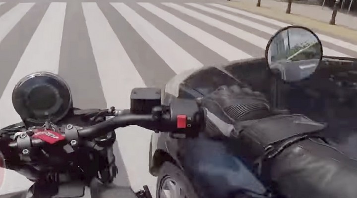 samochod wjezdza celowo w motocykliste proba wymuszenia odszkodowania z