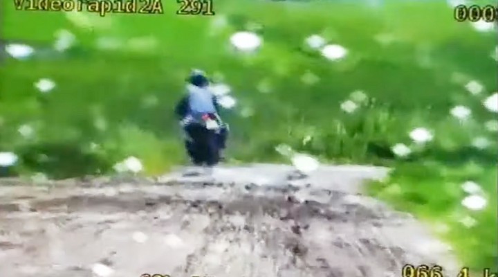 policjant z grupy speed goni motocykliste na rowerze z