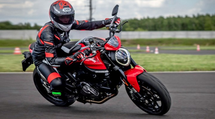 Testy prasowe Ducati Monster 2021 z