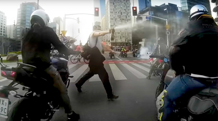 street terror atak gazem na motocyklistow warszawa rondo onz z