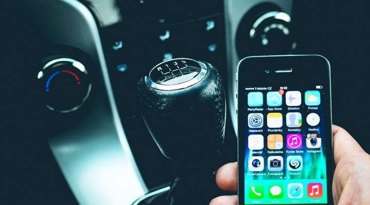 przepisy dotyczace uzywania telefonow w pojazdach z