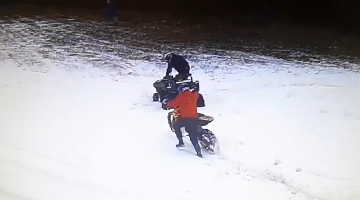 motocykle i quad na stoku narciarskim zakopane w sniegu z