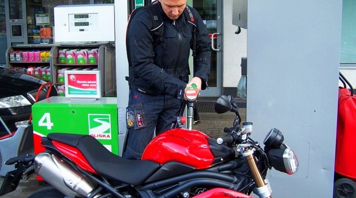rosnace ceny paliw tankowanie motocykla z