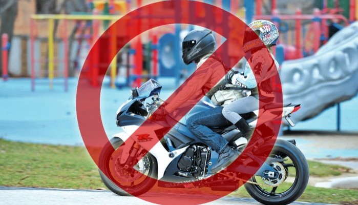 dziecko na motocyklu zakaz z