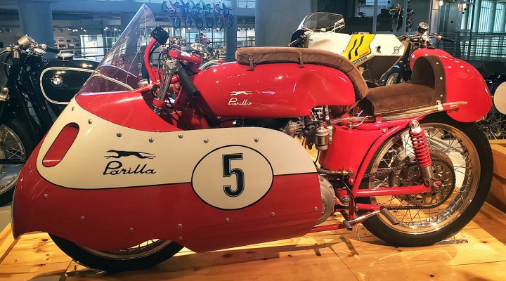 Motocykle Parilla eksponowane w amerykanskim muzeum Barber z
