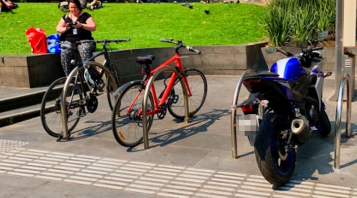 parkowanie motocykla przy stojakach rowerowych 1 z