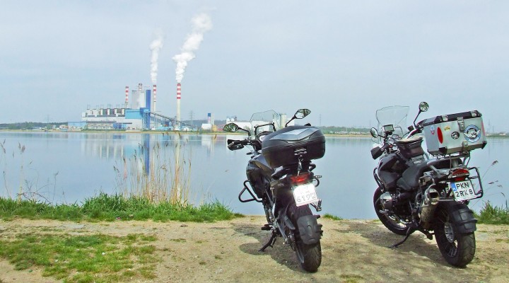 Jezioro Goslawickie a za nim potezna elektrocieplownia z