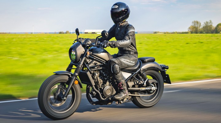 Honda CMX500 Rebel poza miastem z z