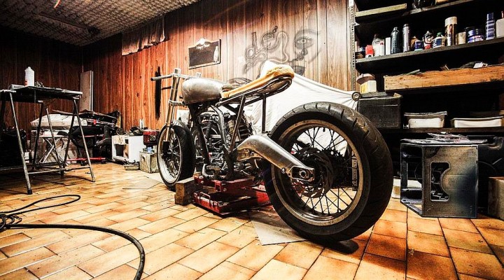 motocykl w garazu 1 z