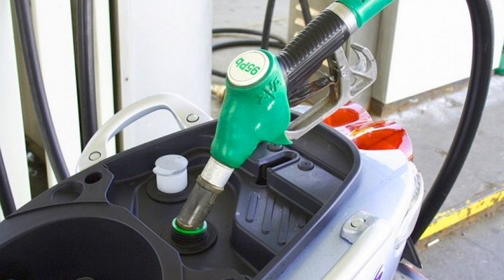 cena benzyny na stacjach i oleju napedowego notowania ropy naftowej 2022 z