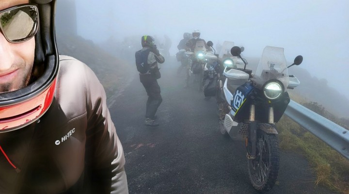 Jazda motocyklem we mgle z