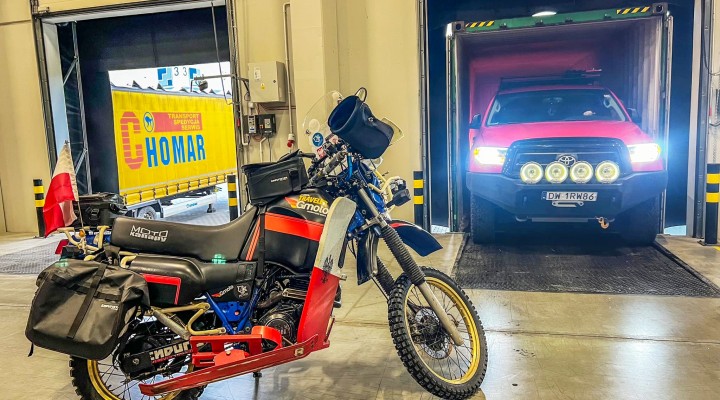 motocykl marka suslika do wyprawy na alaske przed zaladunkiem