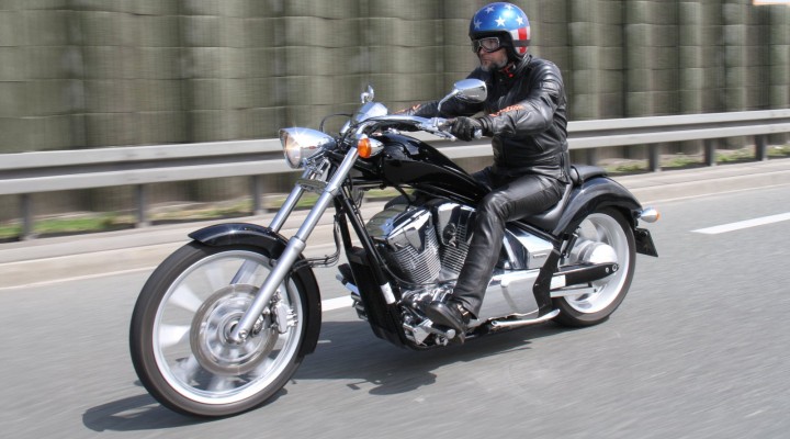 Honda Fury VT 1300 CX na ulicy z