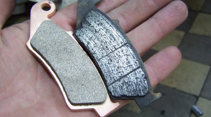 warto upewnic sie ze klocki hamulcowe sa w dobrym stanie z