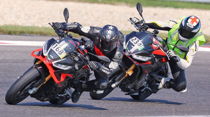 Aprilia Tuono V4 Factory kontra Aprilia Tuono 660 Factory tor z